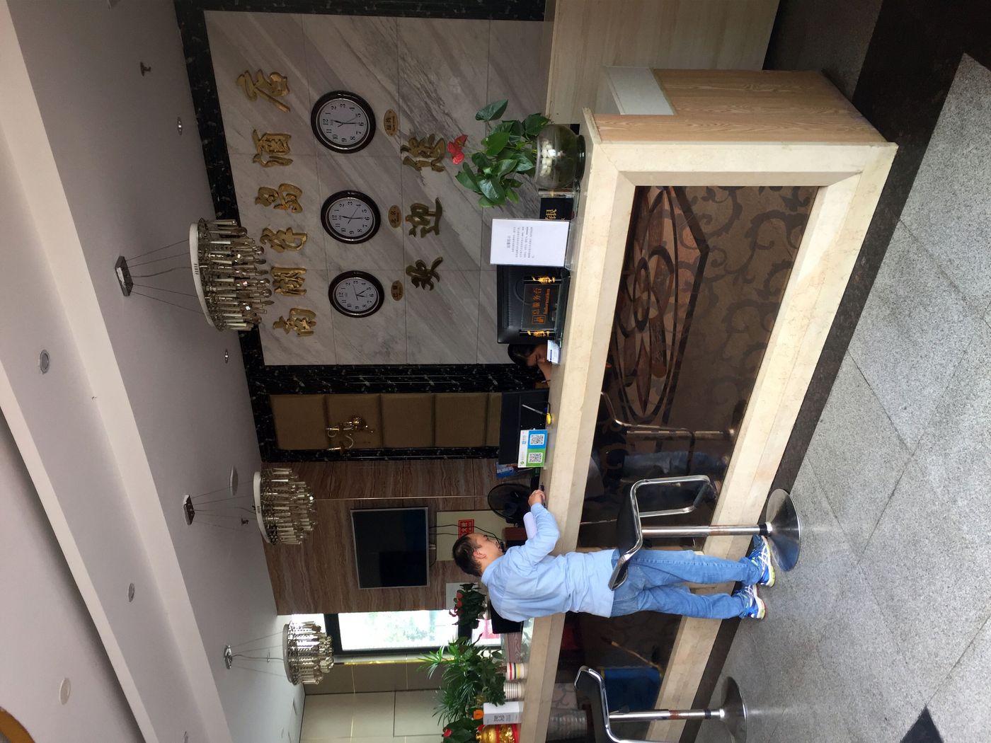 快立克环保四害消杀现场作业实拍：室内门边，有蓝色防治设备或工具