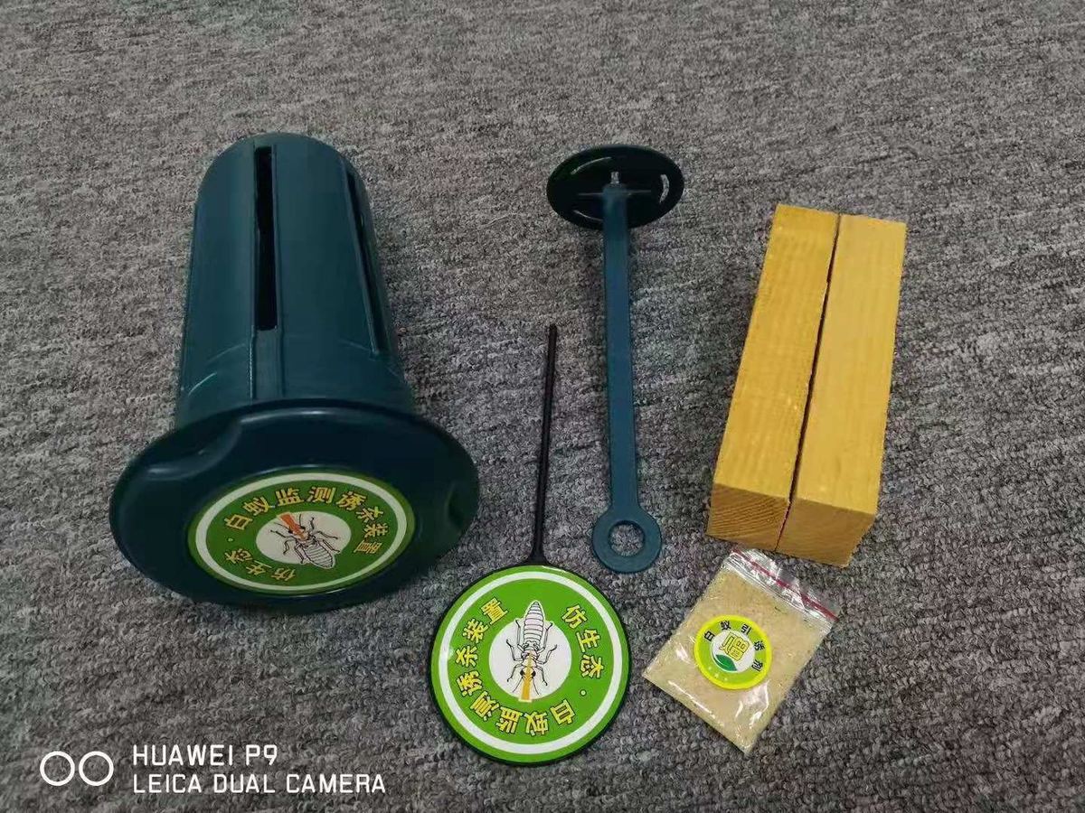 快立克环保四害消杀现场作业实拍：工作人员在庭院中，进行作业