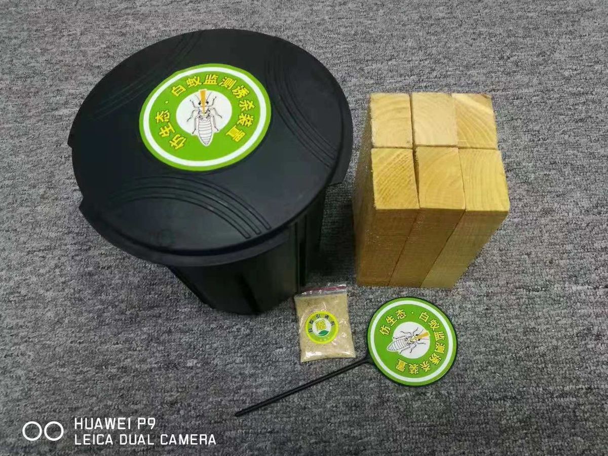 快立克环保四害消杀现场作业实拍:灭蟑或灭鼠器械,包括黑色圆形容器、黄色方块(诱饵)、绿色圆形标识标签