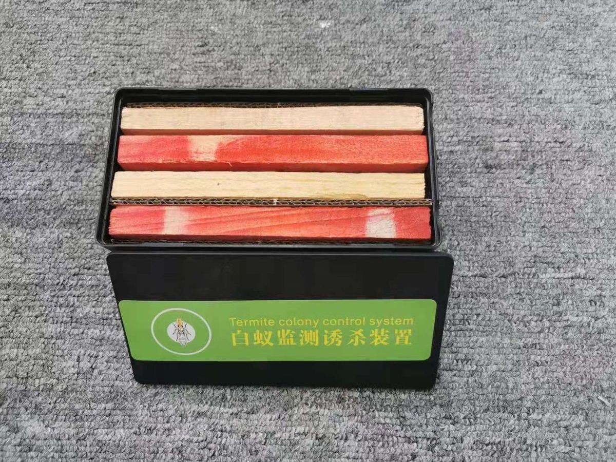 快立克环保四害消杀现场记录：灭蟑或灭鼠诱饵盒，包装有红色条纹和绿色标签
