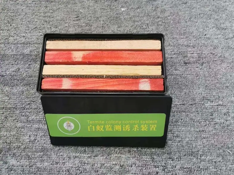 快立克环保四害消杀现场记录:灭蟑或灭鼠诱饵盒,包装有红色条纹和绿色标签