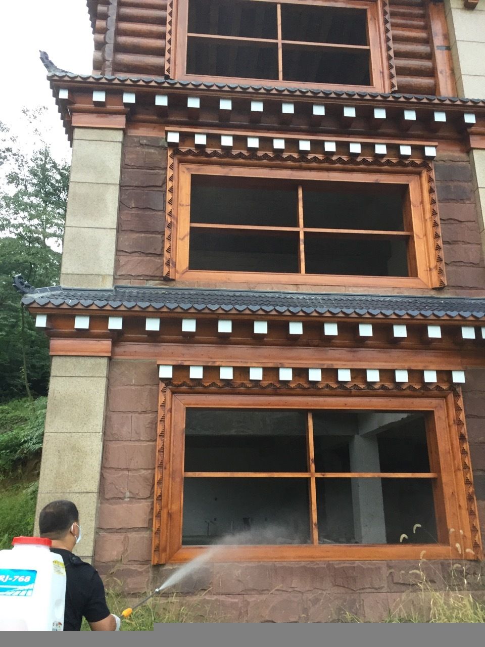 快立克环保四害消杀现场作业实拍:喷雾器对设施喷洒(灭蚊或灭蟑)