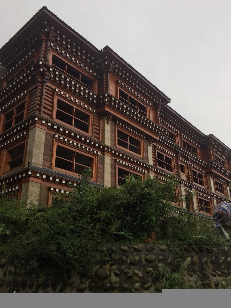 快立克环保四害消杀现场作业实拍：喷雾器对墙基或设施喷洒