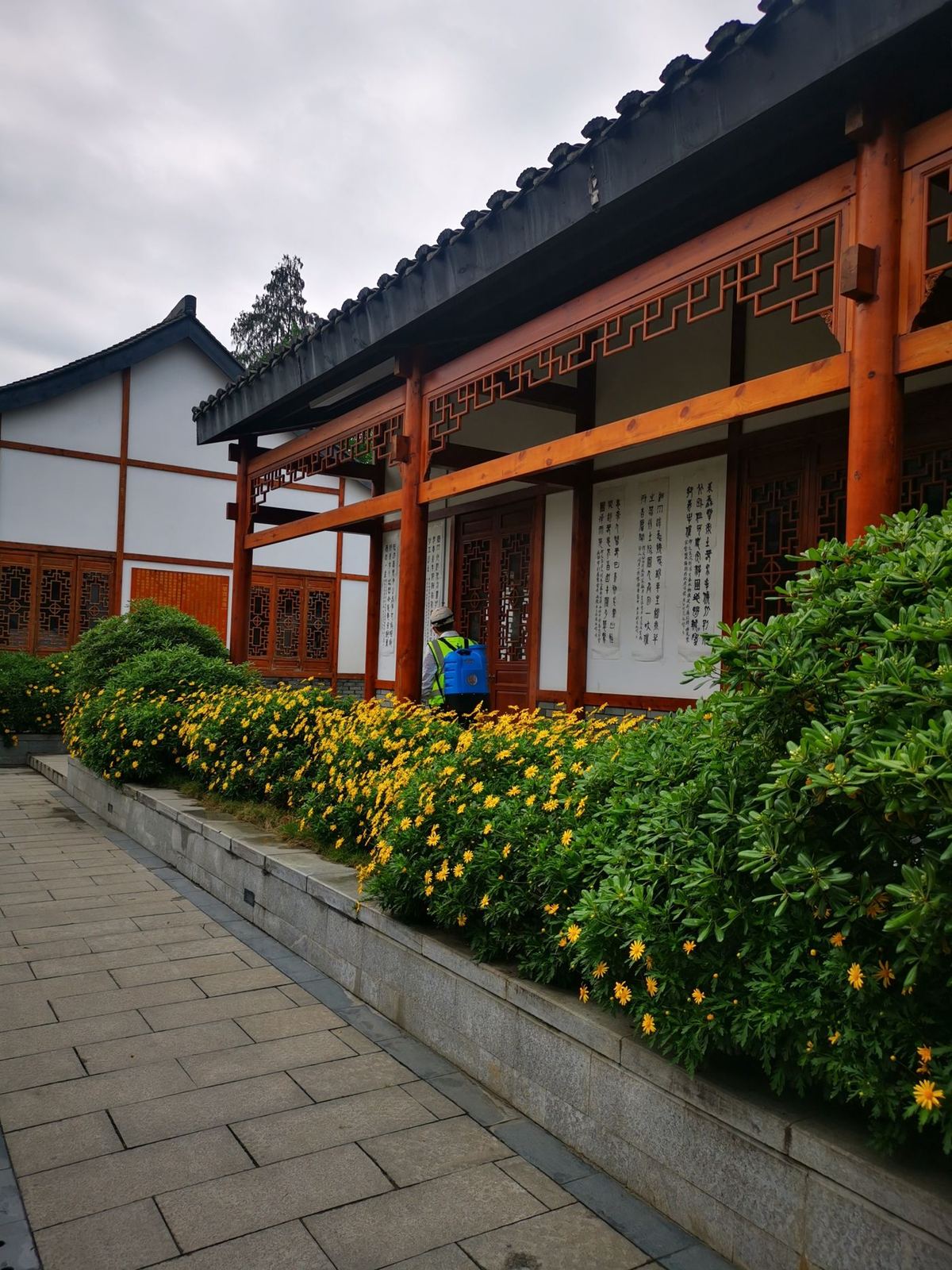 快立克环保环境或建筑现场作业实拍:建筑庭院,有工作人员在远处
