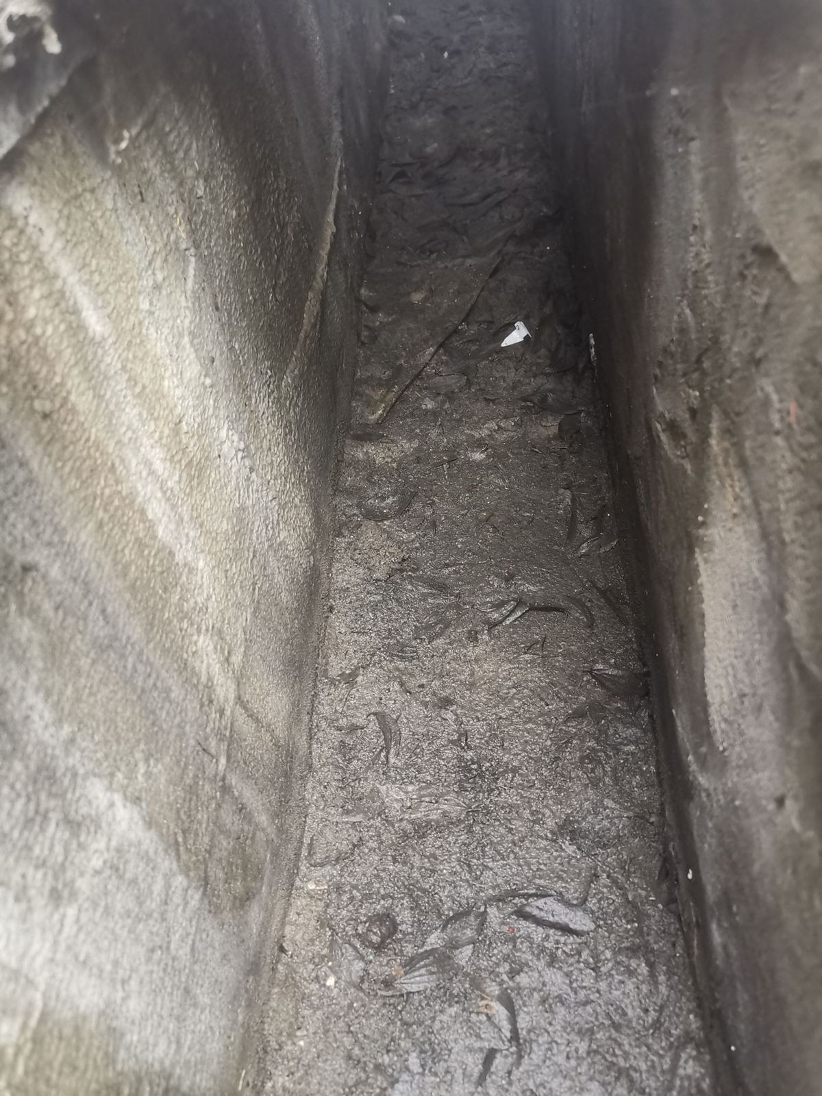 快立克环保环境或建筑现场作业实拍:井内内部场景(清理后状态)