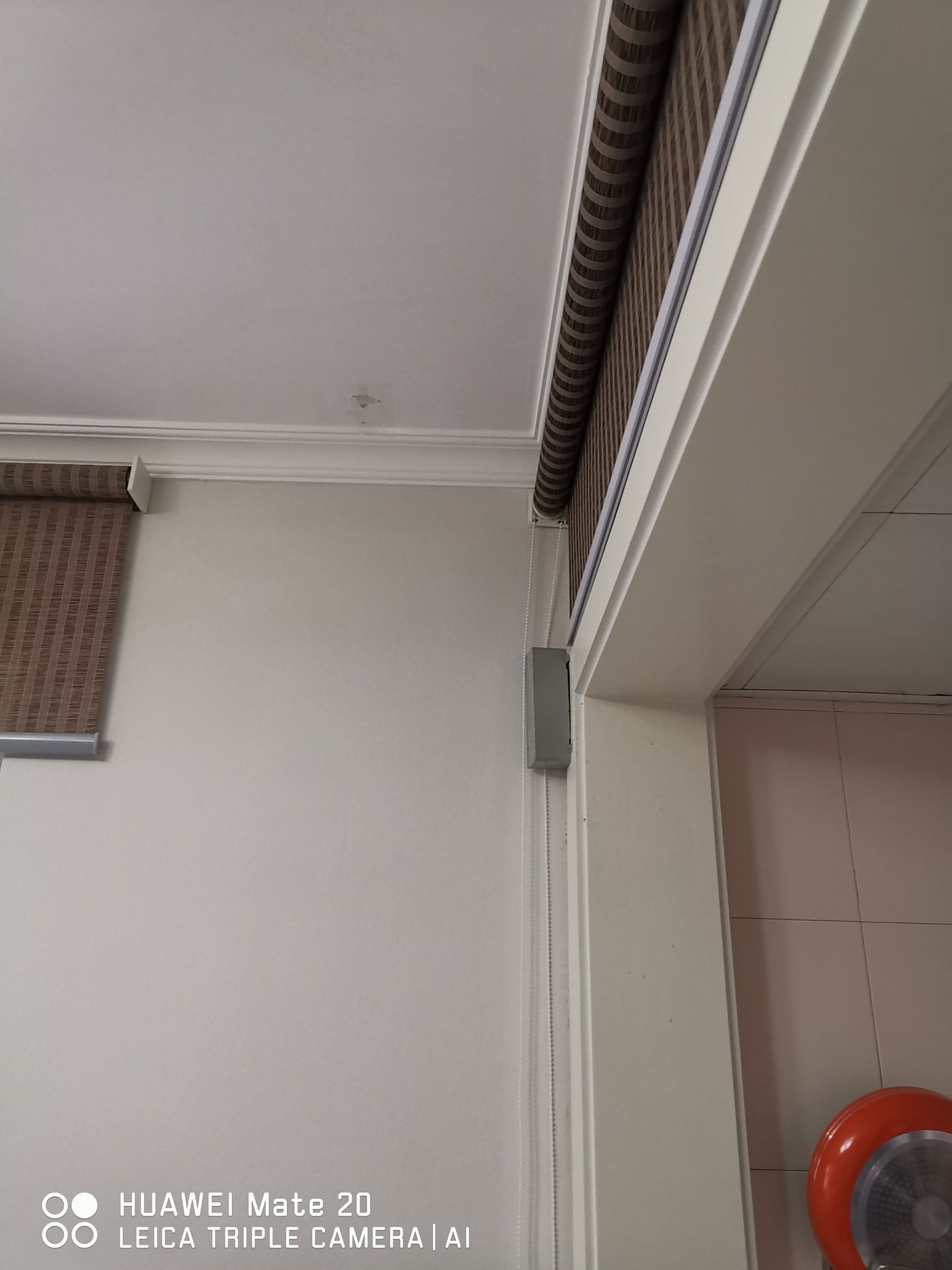 快立克环保环境或建筑现场记录:室内走廊,白色墙面和门框
