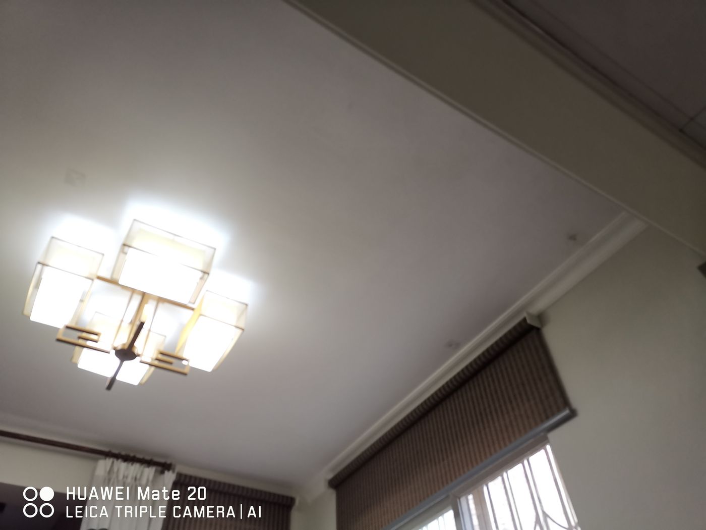 快立克环保环境或建筑现场记录:室内天花板,吊灯和窗帘