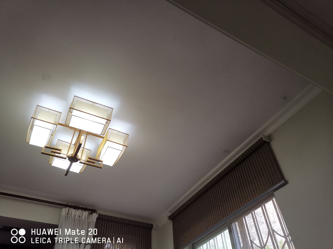快立克环保环境或建筑现场记录:室内天花板,吊灯和窗户