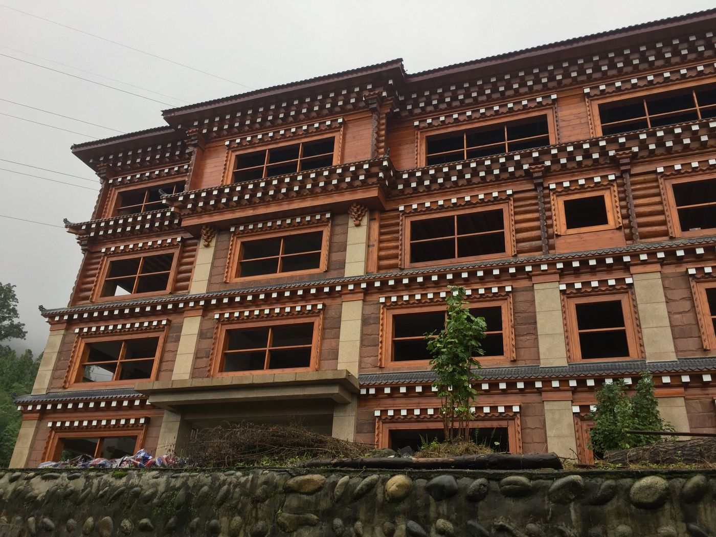 快立克环保环境或建筑现场记录:传统风格的多层建筑外观
