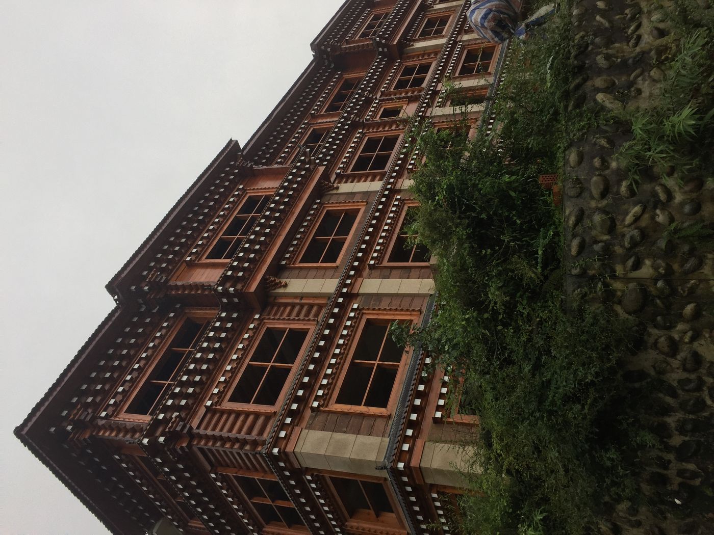 快立克环保环境或建筑现场记录:传统中式建筑外观,带有绿植