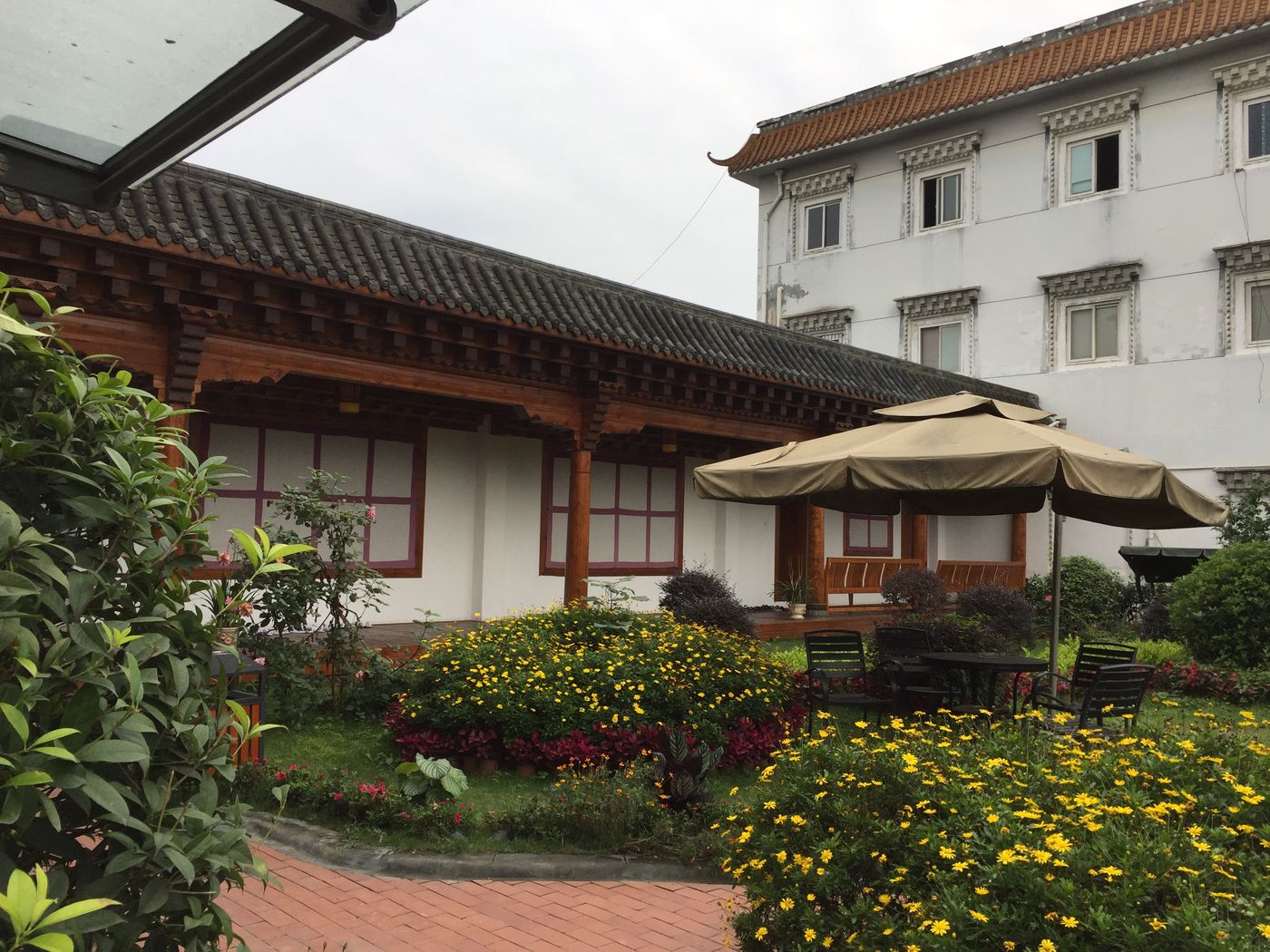 快立克环保环境或建筑现场记录：庭院中的传统建筑及花园景观