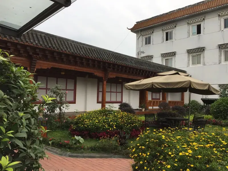 快立克环保环境或建筑现场记录:庭院中的传统建筑及花园景观