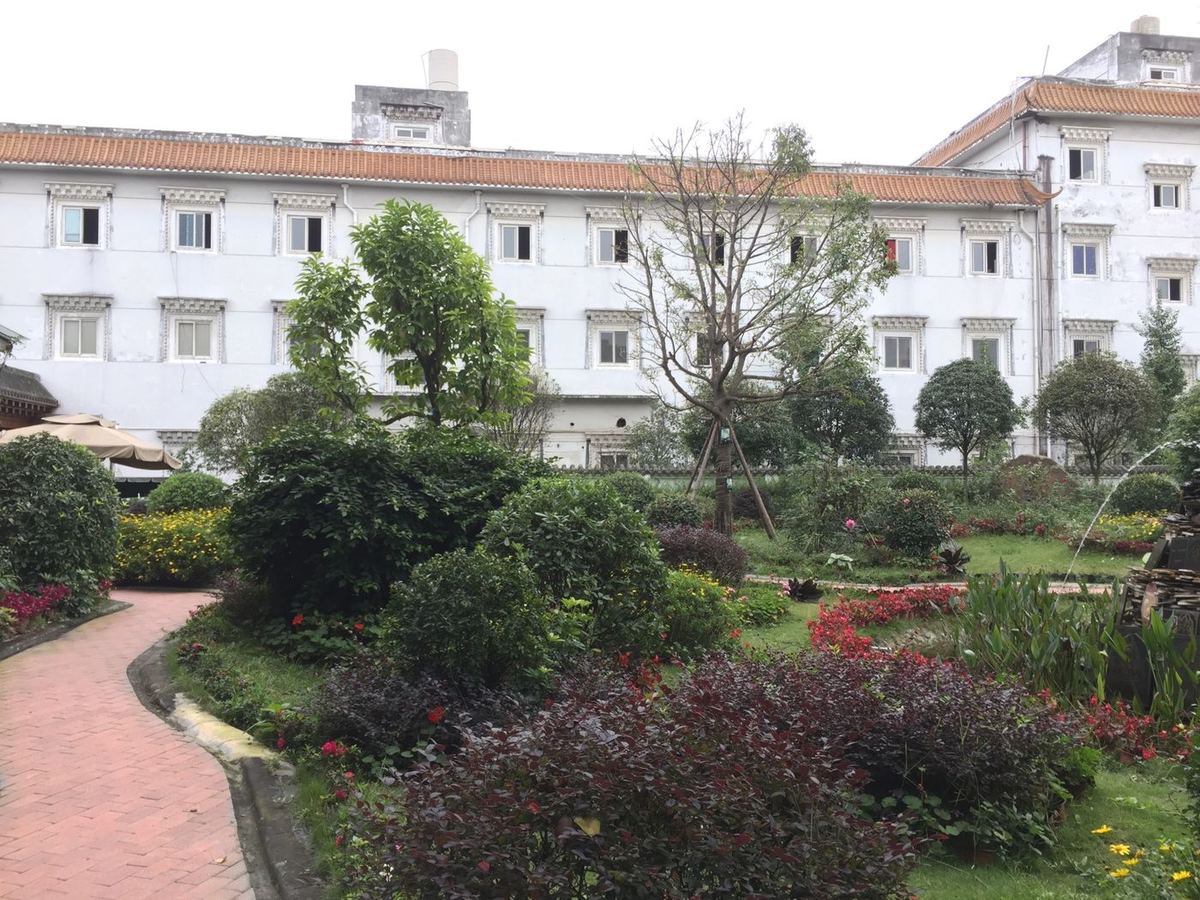 快立克环保环境或建筑现场记录:花园绿地与建筑外景