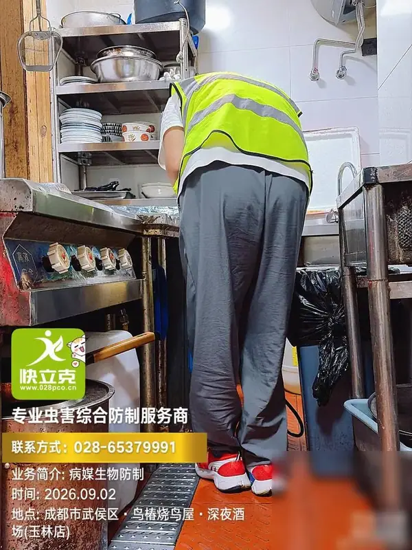 图 1　餐饮等商业营业场所的设备夹层与货架缝隙：蟑螂主要栖息点，也是物理防治的重点部位