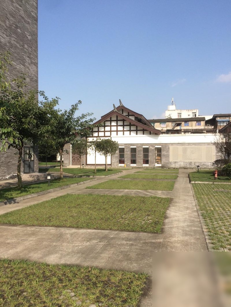 图 2　食品企业厂区外环境：绿化带、道路与建筑周边的环境治理，是切断孳生与鼠道的首要环节